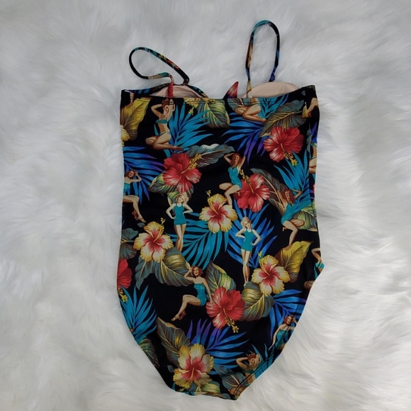 Kathy Ireland Bathing Suit - Picture 4 of 7